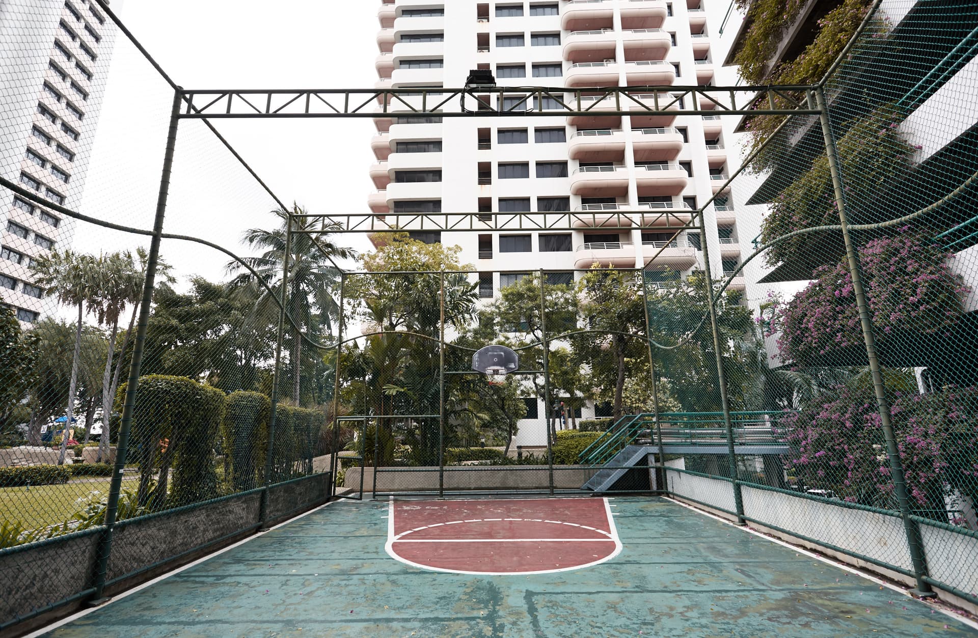 Outdoor basketball court at Riverine Place Hotel
